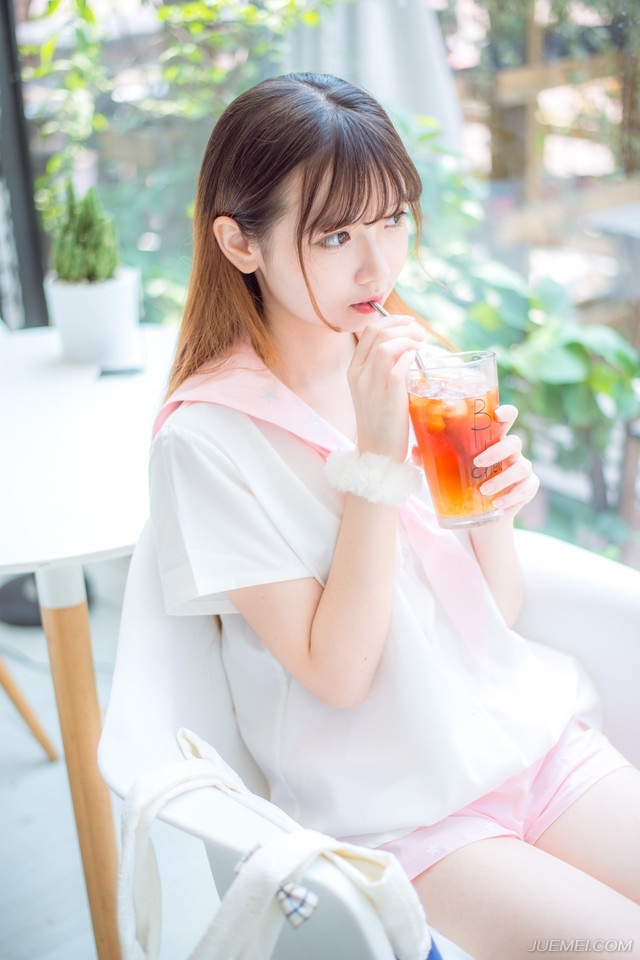 “血腥味儿~”虎卫统领抬头，冷冷的看向前方，沙哑的声音里，带着一股对鲜血的狂热，山道上空无一人，远处已经能够看到的军营也是冷清清一片，看不出有丝毫人烟。